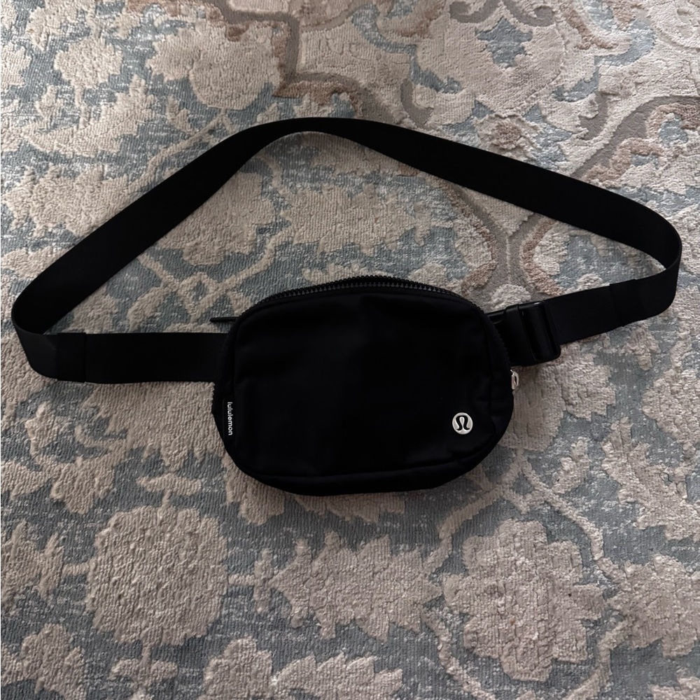 Lululemon Everywhere Belt Bag Black